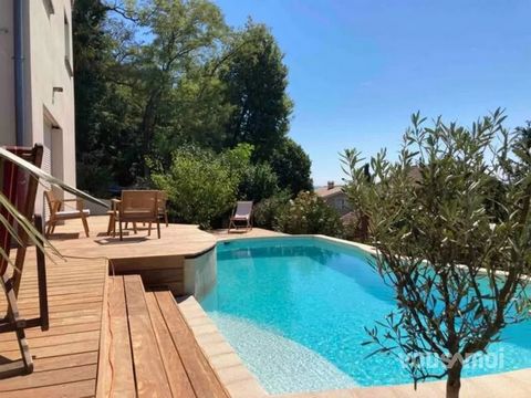 VOUSAMOI invites you to discover the exceptional charm of this house, with a surface area of 200 m2, nestled on the edge of the Mathan Park, offering a quiet retreat where nature becomes your neighbor. Awaken your senses to the whispering of birds an...