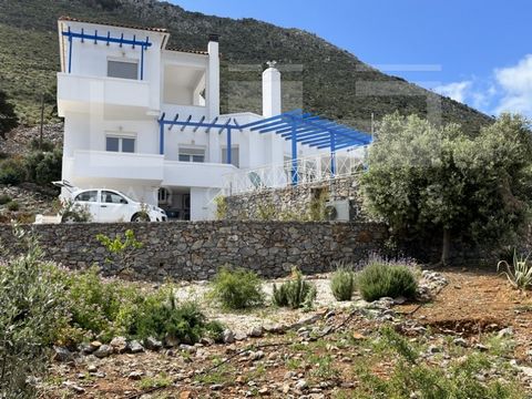 Denna villa till salu i Apokoronas, Chania Kreta ligger i kustbyn Kokkino Chorio. Villans totala boyta är 184m2, belägen på en 6492m2 privat tomt, med 4 sovrum och 3 badrum. På bottenvåningen finns kök, vardagsrum och matplats och två sovrum som dela...