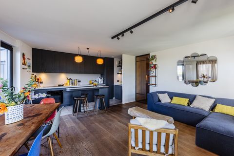 Very bright luxury apartment of 78 m2, 3 rooms, 2 terraces facing the Seine of 113 m2 in total. Like a garden in the sky. On the 5th floor facing the Seine without vis-à-vis, the apartment is bordered by a first large 