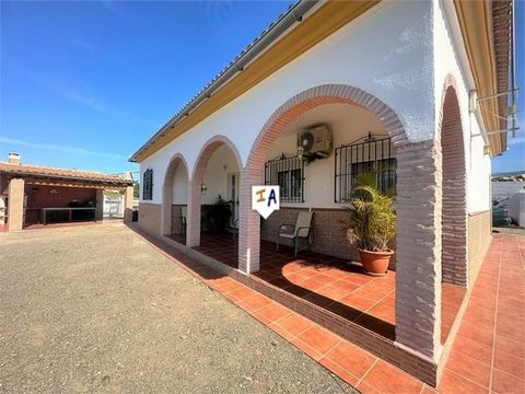 Cette villa moderne de style chalet est située sur un terrain privé de 3 470 m2 près de Viñuela et de Puente Don Manuel en Andalousie, en Espagne. A 45 minutes de l'aéroport de Malaga et à 15 minutes de la zone côtière de Torre del Mar, ce chalet est...