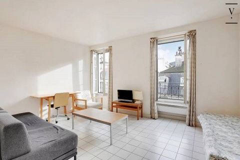 Villaret Immobilier offers you in exclusivity this studio close to the Place de la Bastille, all shops and amenities. The apartment is in a beautiful old building perfectly maintained, in a lively area on the 2nd floor with elevator. Very bright and ...
