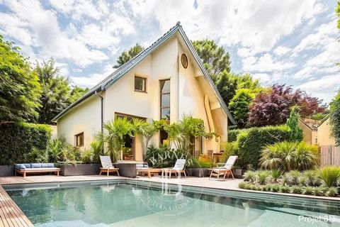 A few minutes’ walk from the RER station and the shops in Jouy en Josas, this custom-built house in good condition offers peace and quiet and was built in 1998. Good layout and soft lighting throughout. Its volume and elegant contemporary style creat...