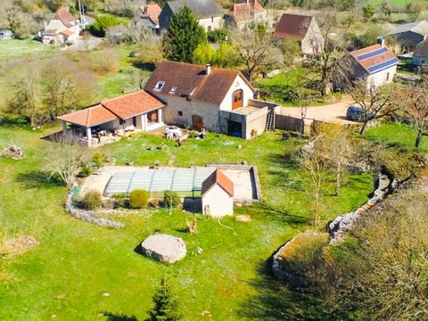 Beautiful renovated barn in the center of a charming village Very beautiful ensemble including a barn, which has been tastefully renovated taking care to keep all the authentic elements, a stone outbuilding to finish restoring, a swimming pool and ho...
