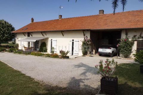 Saint Martin en Gatinois : 67693AH Charming stone farmhouse with nice view on the surrounding countryside. Peaceful surroundings but not far from a bakery and a restaurant. The house has a nice terrasse and big light rooms. The house is in good condi...