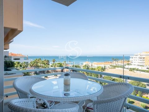 3 bedroom apartment in a prestigious condominium in Jardins da Parede, offering breathtaking sea views. With over 225 m2 of private gross area, it is located in a gated community with 24-hour security, swimming pools, leisure areas, and a fully equip...