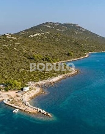 An agricultural plot of 1923 m2 is for sale in the bay of Prtljug in the village of Lukoran. It is located at a distance of 10 m from the sea. It is 4 km from the center of Lukoran. It consists of two plots that individually have areas of 739 m2 and ...