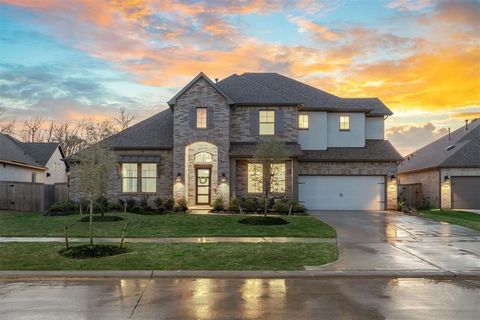 This floorplan features soaring 20 ft ceilings in your living room with lots of natural light. Your gourmet kitchen has a big center island, 5 burner gas stove, single bowl stainless steel sink, water dispenser at the sink, double ovens, walk-in pant...