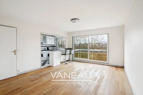 Boulogne / Point du jour, Large 2 room apartment very functional and bright with large balcony and view without vis-à-vis. On the 5th and last floor of a secure 80's building, the VANEAU group offers you a well-appointed 2-room apartment in good cond...
