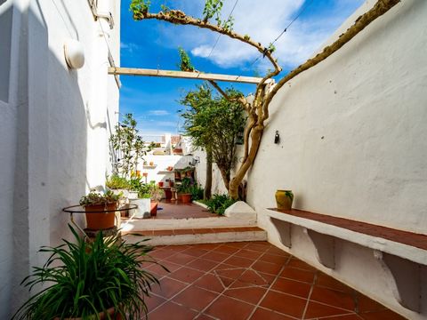 Have you dreamed of buying a ground floor house with a patio that maintains all its original character? Now we have one and it is completely renovated! In one of the best streets in the centre of Mahón and with exquisite details such as original carp...