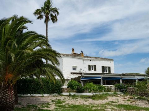 A magnificent country house near Mahón for sale and with many possibilities! Discover this special property that it is located just five minutes from the city and that in turn is immersed in the countryside. With access via the Fornells road, you wil...