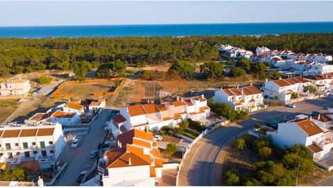 Große Villa zum Verkauf mit großen Außenbereichen, in der Nähe der Strände von Monte Gordo, Cabeço (Retur) und Praia Verde, an der Algarve. Bestehend aus 6 Schlafzimmern und 4 Bädern. Auf der Eingangsebene haben wir ein großes Außenfenster mit Zugang...