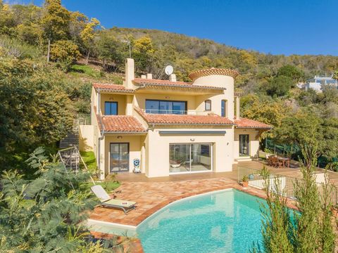 Come and discover this well hidden large family home with its impressive panoramic sea view in Mandelieu la NapouleIdeally located in a dominant position on the hill, this fully renovated villa offers a panoramic sea view over the bay of Cannes.Insid...