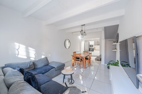 Come and discover this T3 type house on two levels with an outbuilding in the Viste sector.   The ground floor consists of a living room opening onto an open and equipped kitchen that is both practical and aesthetic, conducive to moments of convivial...