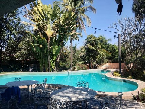 In a paradise setting with many trees, apantle, tennis court, palm palapa, pergola terrace and garden are the main house with incredible views, an independent bungalow with kitchen, bedroom and bathroom, service house and wine cellar. In the main hou...