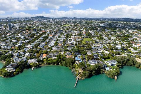 Aquí está la vida básica de Herne Bay. Situada en uno de los barrios más codiciados de Auckland, esta casa adosada independiente frente a la calle disfruta de un patio privado orientado al norte, el refugio perfecto para relajarse o entretener a los ...