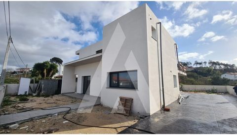 4 bedroom villa in the final stages of construction in Partners, Leiria Composed by: Floor 0 - Large living room in 'open space' still with the possibility of choosing the appliances to place in the kitchen Bedroom/office and a bathroom. Floor 1 - Tw...