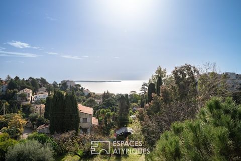 Located near the Croix des Gardes, this building has a surface area of 207.71m2 on a plot of 1370m2 planted with Mediterranean trees and plants. This charming villa benefits from a huge potential and offers a quiet sea view, in a residential area. Th...