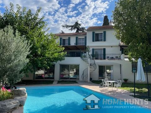 This house, built in the 1930s and located in the centre of town in a sought-after residential area, is exceptional. Its Art Deco inspired architecture gives it charm and character. Fully restored in 2021, it stands in 1,200 m2 of grounds with a beau...