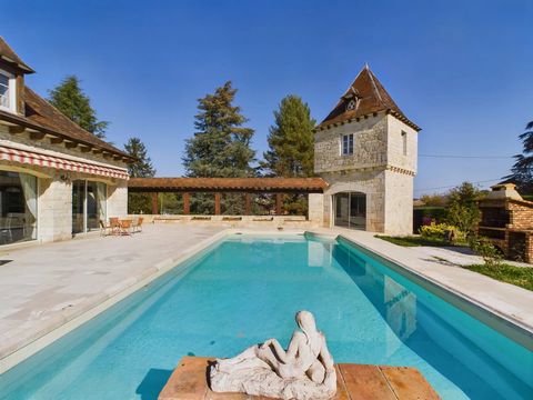 Unique stone house built in 1970 offering spacious living areas. The property is nestled in 8000m² of parkland at the entrance of the bastide town of Villeneuve sur Lot. The house is split over 3 levels. The entrance hall sets the tone and leads into...