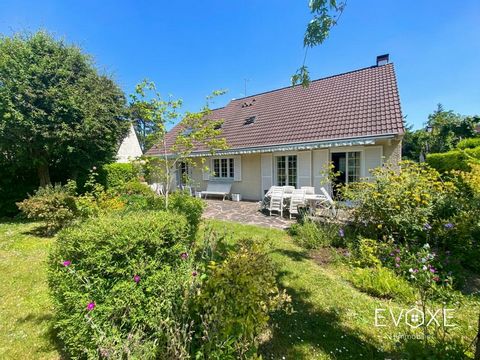 NEW EVOXE: Located in the heart of the Cernay district, come and discover this charming family house of 167 m² and built on a plot of 690 m². On the ground floor: Entrance, living/dining room of 48 m², dining kitchen with pantry and a bedroom with ba...