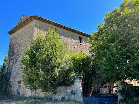 MENERBES Farmhouse to restore in the middle of vineyards and fields of cherry trees. This imposing stone building full of charm and character is an ancient silk manufactory dating from the end of the 18th and beginning of the 19th century which then ...