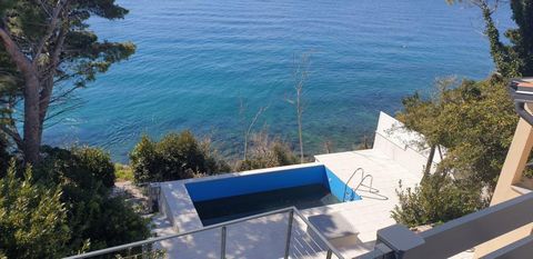 Charming holiday villa with swimming pool right next to the sea, unobstructed sea views and a 