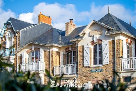In Sables d'Olonne, a few steps from Presidents Beach, this authentic Sablaise villa dating from 1927 has preserved all the charm of its period architecture over more than 170sqm of living space. Its stone exterior, decorated with white joinery and a...