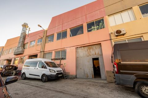 Located in Lagos. 352m2 warehouse for sale in an industrial area in Torre, Odiáxere, Lagos. This warehouse has an entrance with a gate about 4 metres high. The interior consists of 2 floors, the ground floor with around 300m2 and the first floor with...