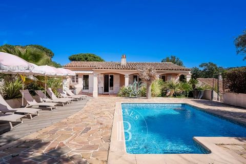 Located in a private domain, charming Provençal villa of approximately 160m² on a plot of 700m². The villa is composed of a large living room with fireplace, open kitchen, all opening onto a large covered terrace with a swimming pool. Full SOUTH expo...