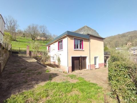 Located in Villecomtal, a pretty little village with all these amenities, grocery store, pharmacy, doctor, school, bakery, butcher etc... Stone and slate house of approximately 100 m², with 2 garages + cellar, all on land approximately 435 m². From t...