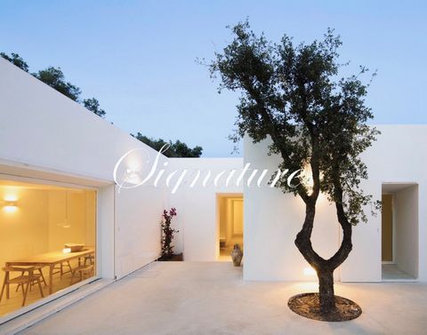 Located in Santa Bárbara de Nexe. Once old ruins at the end of a dirt road, this estate is completely encompassed by nature, nestled among hundreds of olives, almond and cork trees. Situated in the hilly hinterland of the Algarve region, near the pic...