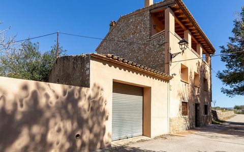 Finca with land of 1,629 m² in Les Masies del Torrent, Albinyana. House with three floors of 442 m² built. On the ground floor there is currently a living room with fireplace, a partially equipped kitchen with fireplace and space for a large table, a...