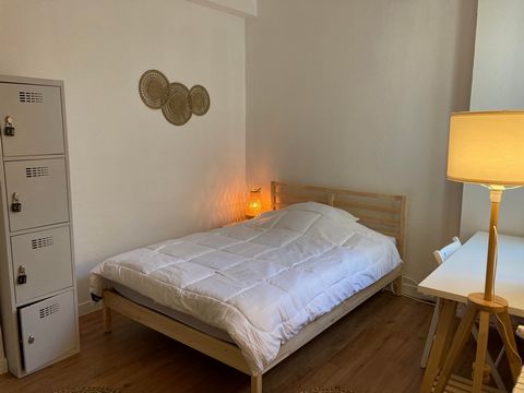 Furnished room in a shared apartment. The room is part of a beautiful shared apartment of 105 m² located in a quiet and pleasant private cul-de-sac near the Eiffel Tower. The room includes a double bed, a south-facing private mini-balcony, a desk wit...