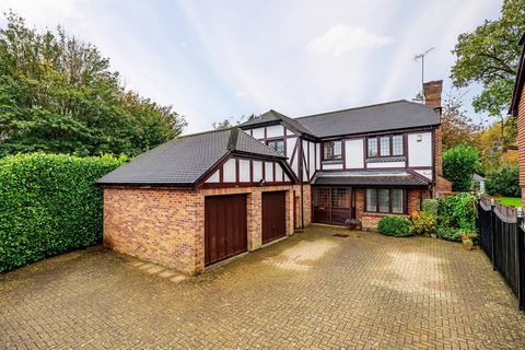 This splendid family home is ideally situated in one of Tadworth's sought-after locations and is conveniently close to the excellent facilities of Tadworth, Walton on the Hill & Epsom. Tadworth Station provides services into London of approximately 4...