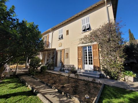 VENCE - We invite you to discover this beautiful house in Nice located within walking distance of shops and schools. Built on two levels, it offers a very bright living space, a pleasant kitchen extended by a pantry and the dining area, all of which ...