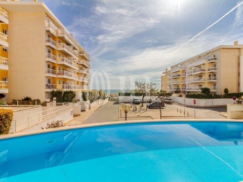 3-bedroom apartment with 155 sqm of gross private area, in a condominium with garden, swimming pool, and sea view, in the Jardins da Parede area, Cascais. It consists of a spacious living room of 38 sqm, three bedrooms, one of which is a suite, a ful...