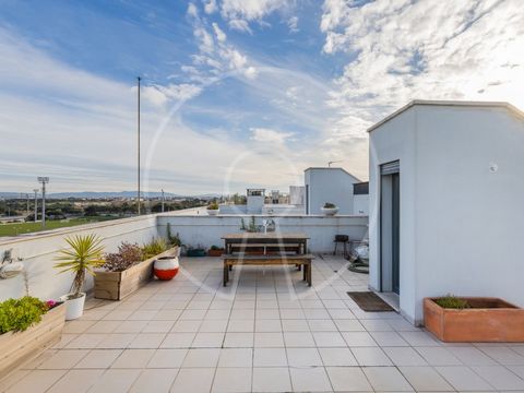The flat is located on the top floor of the property, and has great areas and excellent sun exposure, in addition to the view over Seixal Bay, which can provide good moments from sunrise to sunset. It consists of 3 bedrooms (one of them en suite with...