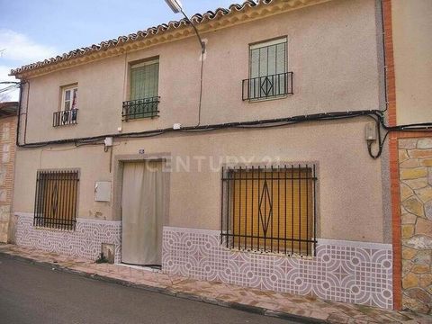 Uitstekende gelegenheid om dit huis te verwerven met een oppervlakte van 190 m² goed verdeeld in 4 slaapkamers en 2 badkamers gelegen in de stad Corral de Almaguer, provincie Toledo.