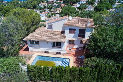 Do you want to buy a detached house in Denia? Magnificent opportunity to purchase a detached house in the urbanization Corral de Calafat, in Denia. The house is distributed on two floors. On the ground floor we find the kitchen, the living room, a to...