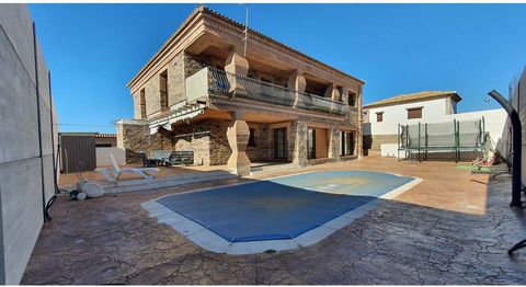 YOUR PERFECT HAVEN AWAITS: EXCLUSIVE HOME FOR SALE!!! This traditional Andalucian house offers tons of space in a tranquile and priviledged environment. Located in the outskirts of Arriate, to the north of Ronda and under an hour's drive from the Cos...