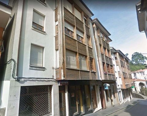 A poco más de 60 kilómetros de Oviedo, en Cudillero el pueblo marinero más pintoresco de la costa asturiana, Century 21 Xarxa les presenta este local destinado a pensión en un edificio de uso mixto (residencial, hotelero y otros), construido en 1981....