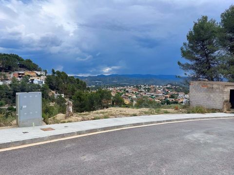544m2 land for sale in Castellgali. You can build a beautiful residence to your liking. Taking advantage of the fantastic mountain views, the goal would be to create open and bright spaces that maximize the connection with the natural environment. In...
