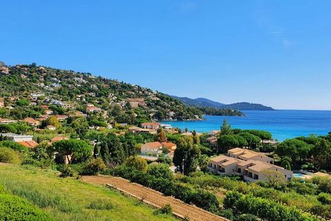 In St.Clair near Le Lavandou (30 km from St Tropez) on a piece of land of 1 hectare, overgrown with cork oaks and green parasol pines, lies this cottage in a supremely quiet location, with the sandy beach of St.Clair and the azure blue Mediterranean ...