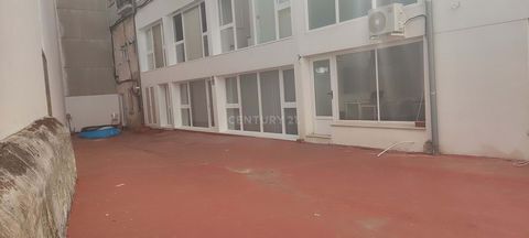 200m2 apartment, distributed over two floors. 1st Floor: Divided into 3 bedrooms, 2 bathrooms, large living room and equipped kitchen. With the possibility of leaving it completely open and setting up a room or changing the distribution of the house,...