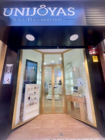 Unique Opportunity: Jewelry and Accessories Store for Transfer in the Heart of Malaga Welcome to an exceptional opportunity to acquire a thriving business in the vibrant center of Malaga! This charming jewelry and accessories store, located in one of...