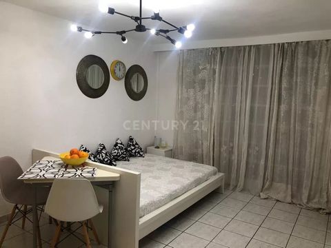 Beautiful loft flat on the beach of figueretas and 7 minutes from the centre of ibiza. Fully equipped with everything you need. Shops of all kinds nearby. The studio consists of 1 diaphanous room that makes room, living room and kitchenette. and a ba...