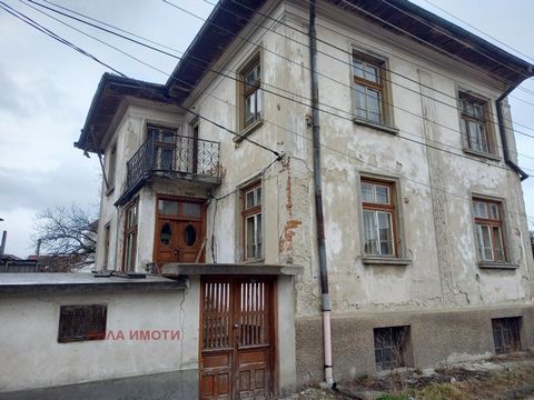 No commissions !! We offer you a two-storey healthy house in Plovdiv. Samokov in the upper part of the town. It has two residential floors, a basement and a high ceiling. Each floor has four rooms / spacious with high ceilings / and corridor. The bas...