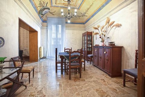 Vetralla (Piatti palace) Inside the noble Piatti palace, dating back to the 1500s, modernized at the beginning of the 20th century we offer for sale an apartment on the first floor of over 220 m2 with the possibility of being divided given the two en...