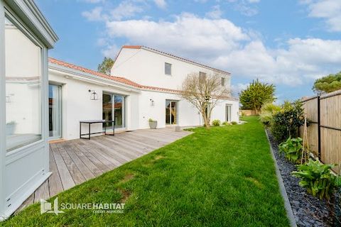 Square Habitat Saint Gilles Croix de Vie offers you exclusively this superb villa of 279 m² close to life in the Val de Vie au Fenouiller district. - Villa completely renovated in 2023 and whose floor of 77 m² of living space is under ten years durin...