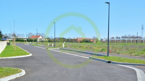 Laurent Gumula presents this exceptional opportunity: a fully serviced plot of land of 1120 m², located in Bressol, lot number 3. Benefiting from all the necessary equipment, this plot is ready to accommodate your tailor-made real estate project. Fee...